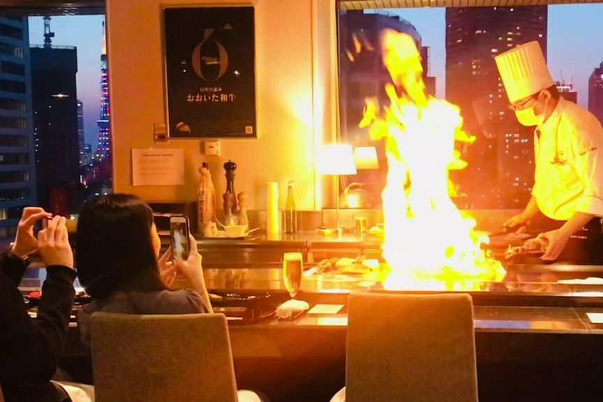 弾む会話と共に進むコース料理