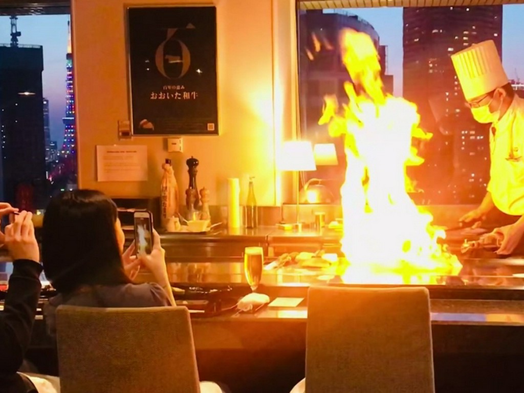 弾む会話と共に進むコース料理