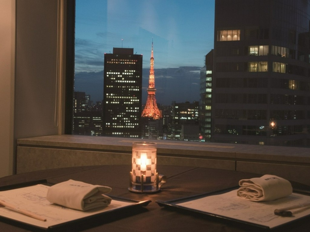 燦然と輝く東京タワーとパフォーマンスに魅了される大人の時間