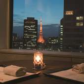 燦然と輝く東京タワーとパフォーマンスに魅了される大人の時間