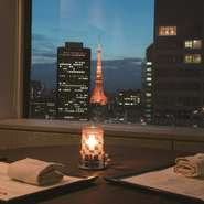 凛と佇む東京タワーを囲むように光の粒が無数に広がる、極上のナイトビューが楽しめます。ワンランク上の大人が集うレストランで、ワイングラスを傾けながら熟練したシェフの技を堪能してください。