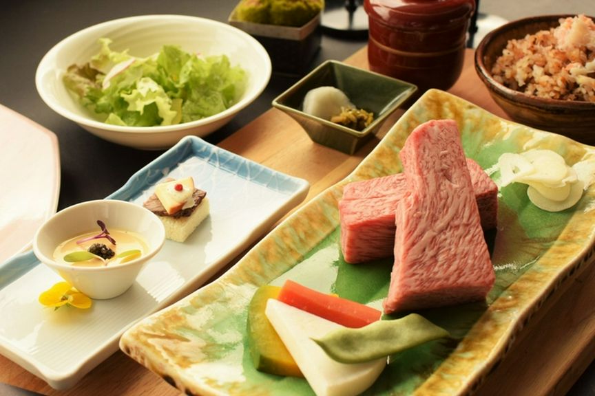 鉄板焼では珍しい個室で専属シェフを独占