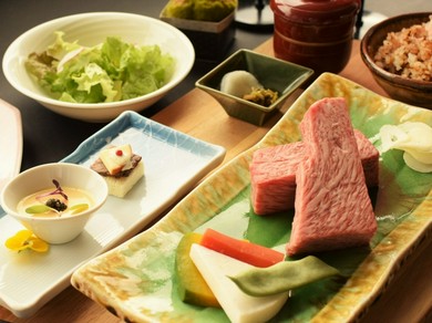 鉄板焼では珍しい個室で専属シェフを独占