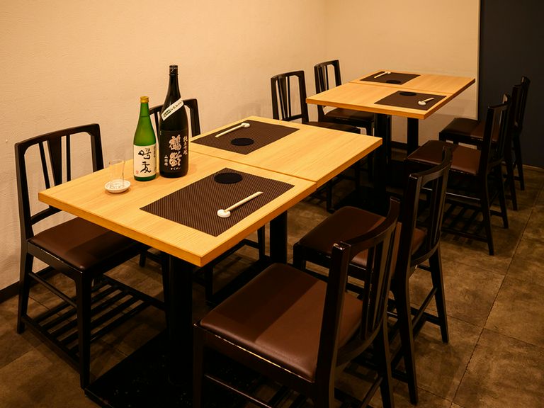 温かなもてなしに身を委ねる、カジュアルな会食の席に