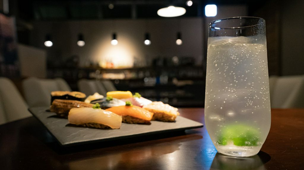 お酒を片手に寿司を味わう、大人のバータイムを満喫