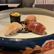 独自に配合した赤酢のシャリと新鮮なネタの握りは、一貫一貫に丁寧な仕事が施されています。調和のとれた味わいだと評判。お酒を片手にカジュアルに楽しめるのも魅力です。