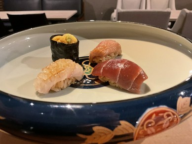 赤シャリがネタの旨みを引き出す　握り寿司