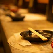 九谷焼や伊万里焼など、ほかでは見られないような食器を使用。七福神のディスプレイも楽しめます。こだわりが詰まった独自の空間で、特別なひとときをお過ごしください。