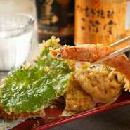 お店自慢の天ぷらは、オーナー手づくりのだし醤油が絶妙な味わいを演出。毎朝の仕入れで旬の素材を贅沢に使用し、人気のメニューとして愛されています。口に広がるおいしさをぜひご堪能ください。