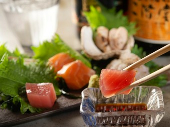 鮮やかな味わいを楽しめる『刺身三種盛り合わせ』