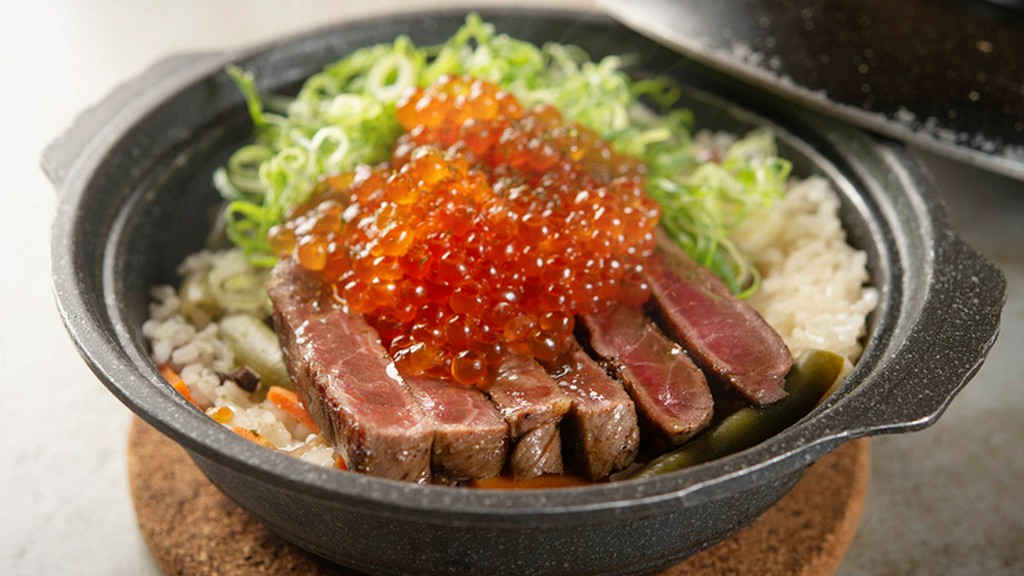 新鮮な魚とごはんがハーモニーを奏でる贅沢な『土鍋ごはん』