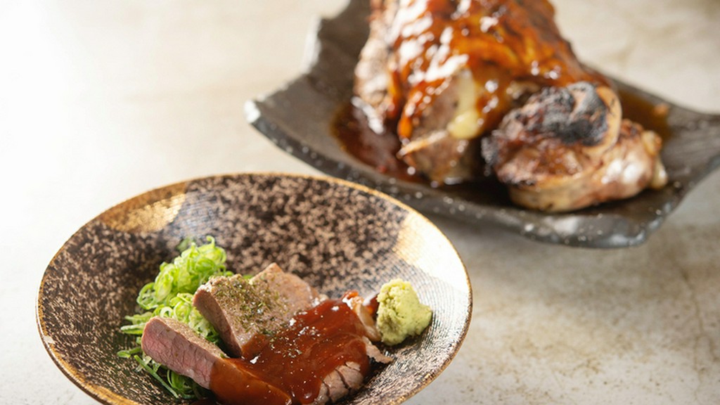 常連さんが笑顔で集まるコの字カウンターで、気楽におもてなし