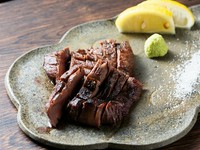 SNS映えも抜群。思わず友人とシェアしたくなるほど分厚くカットされた、食べ応えも十分の牛タン。柔らかな食感で、噛むほどに旨みが口いっぱいに溢れます。リーズナブルな価格が魅力です。