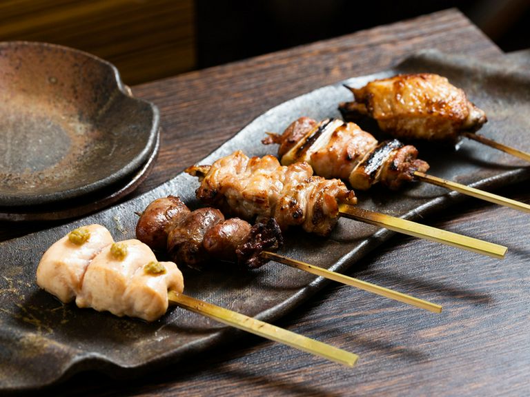 香ばしく、ジューシーな盛り合わせ。一串ごとに丁寧に火入れする『お任せ 5本』