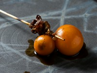 「きんかん」と「ひも」を一緒に串に刺して焼いた絶品メニュー。鶏1羽から串一本分しか取れない希少部位を贅沢に味わえます。ビールや日本酒が進む逸品です。
