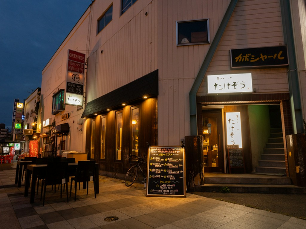 シーンを選ばず楽しめる、食材と炭にこだわった本格的炭火焼鳥店