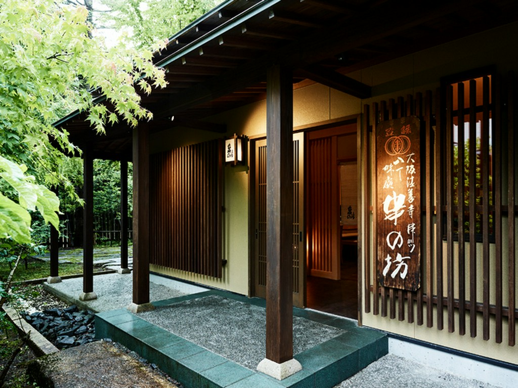 四季折々の食材を揚げた串カツ。上質な和空間にてお愉しみ下さい