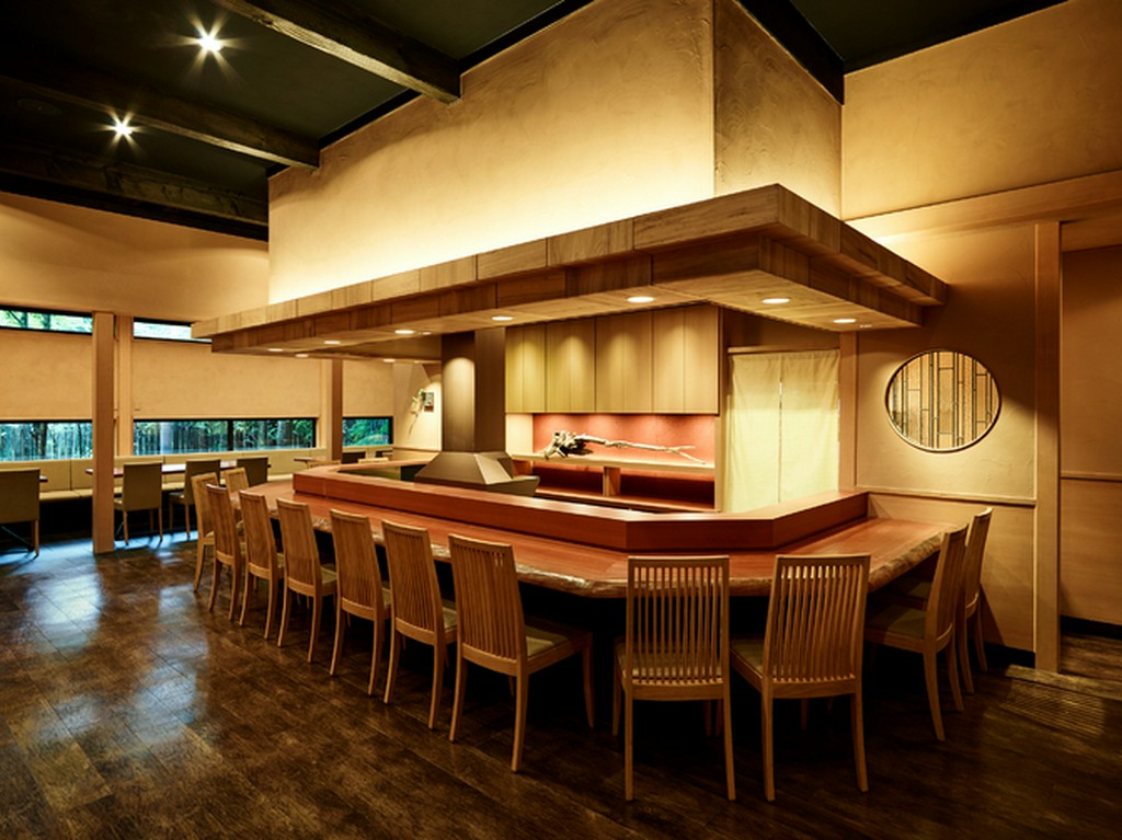 串の坊ならではの臨場感あふれるカウンター席