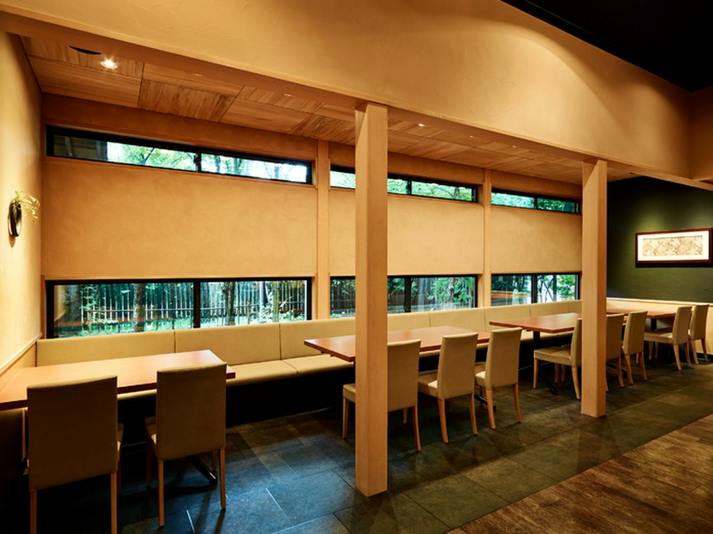 テーブル席のご用意もございます。大切な接待やご会食でぜひ。