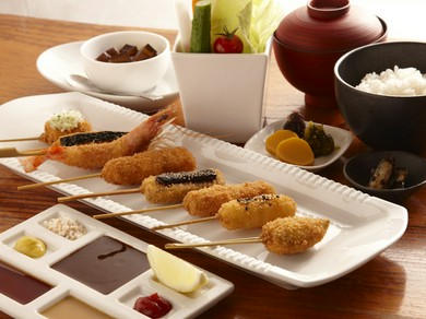 四季折々の食材を揚げた串カツ。上質な和空間にてお愉しみ下さい