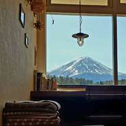 店内から望む富士山！特等席ですよ
ご予約もお受けできますのでお電話ください。