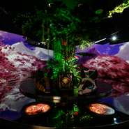 運ばれてくるお皿を前にVRゴーグルを装着すると、映像と実際の料理がリンクする、不思議な体験。映像・照明・音楽・美術などのアート技術と料理が奏でるストーリーに引き込まれます。特別なお祝いの日にも最適です。