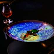 プロジェクションマッピングに四季の風景が投影されたり、料理には旬の国産食材を活かしているなど、和の要素が取り入れられているのも特長です。季節により、ゲスト自身がわさびをすりおろす体験ができることも。