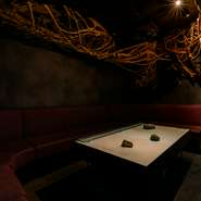 店内に一歩足を踏み入れると、目を見張るような幻想的な空間が広がります。デイタイムは、『アサイーボウル』などのヴィーガンメニューが充実しているのも魅力。1階はドッグカフェとしての利用も可能です。