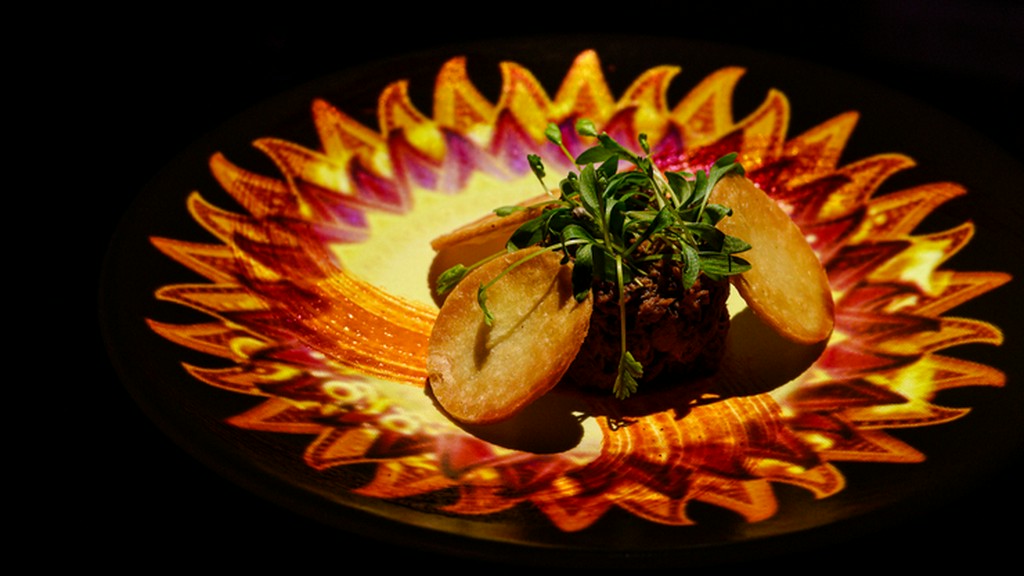 太陽の誕生　Fire／火『BBQプルドポークのトスターダ　パプリカソース』