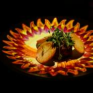 テキサスのソウルフード『トルティーヤ』をラグジュアリーにアレンジした『トスターダ』。パリッとトーストした生地にじっくりと煮込んだプルドポークをのせて、好みでパプリカソースをつけていただきます。