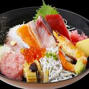 仕入れ部長が毎朝豊洲に足を運んでいるからこそ、豊洲直送の鮮魚が安価でボリュームたっぷり食べられます。