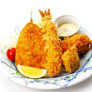 ＜ご飯・味噌汁・お漬物＞ジューシーな味わいとサクサク衣にタルタルソースが抜群です！