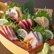 その日仕入れた新鮮な鮮魚の中から、人気の五種が「舟盛り」にアレンジされています。地元沼津港から届いた新鮮な魚を満喫できる盛り合わせ。宴会や食事会などに華を添えてくれる名物メニューです。