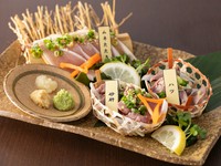 旨みと風味を低温調理でじっくり閉じ込めた、新鮮な鶏刺しの盛り合わせです。