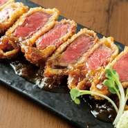 おいしくヘルシーなモモ肉を使用した贅沢な逸品。脂身と筋が少なく柔らかな食感、あっさりとしながらも口の中でとろけるような味わいが魅力です。何度でも食べたくなるおいしさ。
