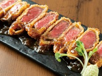 おいしくヘルシーなモモ肉を使用した贅沢な逸品。脂身と筋が少なく柔らかな食感、あっさりとしながらも口の中でとろけるような味わいが魅力です。何度でも食べたくなるおいしさ。