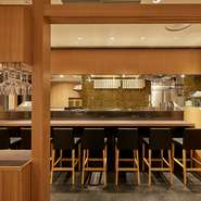 職人の手さばきが目の前で楽しめる人気のカウンター席から、宴会や会食でもご利用いただける個室等、皆様の様々なご利用シーンに合うように多種多様な大人の空間をご用意いたしております。