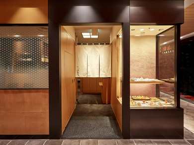 こぢんまりと落ち着いた佇まいの店内