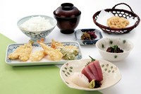 本日の小鉢
刺身盛り合わせ
海老二尾、野菜二品、かき揚げ
お揃い