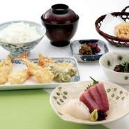 ・本日の小鉢
・刺身二点盛り
・海老二尾
・白身魚
・野菜二品
・かき揚げ
・お揃い