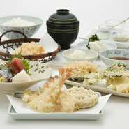 ・本日の小鉢
・刺身三点盛り合わせ
・海老二尾
・魚介二品
・野菜三品
・口替り
・かき揚げ
・お揃い