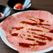 名物『幸せのサーロイン』は、顔ほどの大きさの大判サーロインを奄美大島の黒糖を使用した自家製甘タレで仕上げる逸品です。スタッフが目の前で焼いてくれるので、どなたでも絶妙な焼き具合で楽しめます。