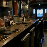 カウンター席では、目の前に広がるオープンキッチンの臨場感を楽しめます。ライブ感あふれる調理風景が、特別なひとときを演出。スタッフとの心地よいコミュニケーションが、デートをより華やかに彩ります。