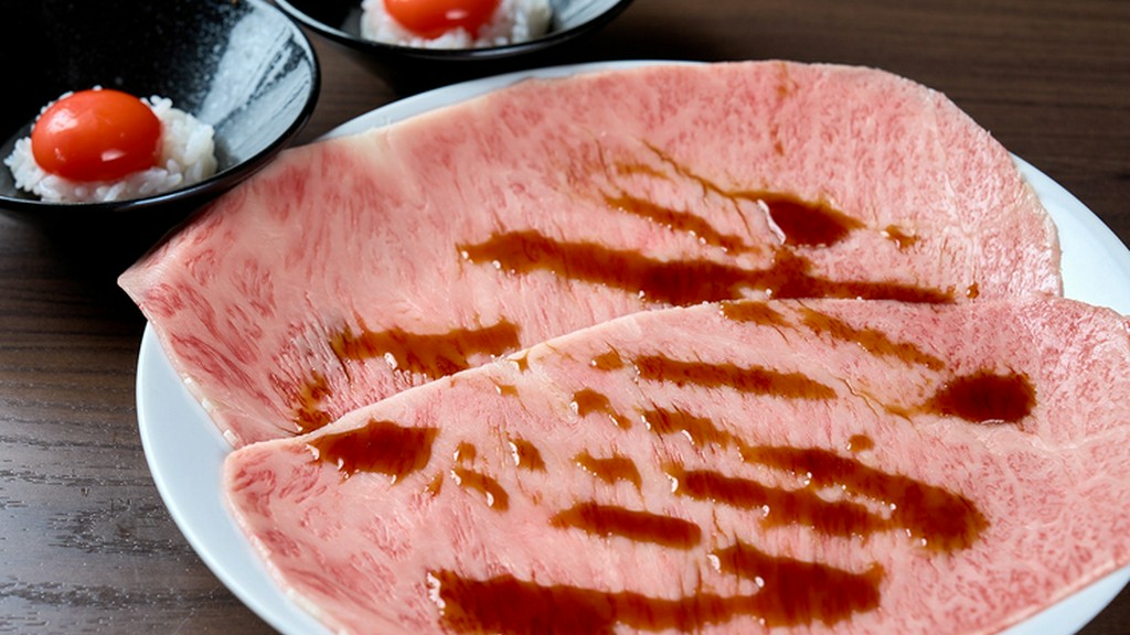 当店名物の『幸せのサーロイン』で、贅沢な焼肉体験を