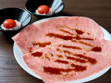 当店名物の『幸せのサーロイン』で、贅沢な焼肉体験を