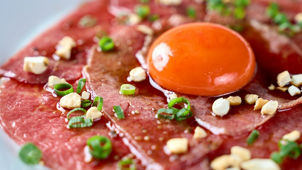 新鮮な和牛をほんのり炙り、香ばしさを引き出した『和牛炙りユッケ』