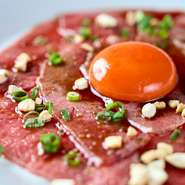 お刺身に近い状態のお肉と玉子を混ぜれば、濃厚なコクが広がります。カシューナッツとネギの食感が絶妙なアクセント。韓国のりで巻いて楽しむのもオススメです。※ナッツアレルギーの方はご注意ください。