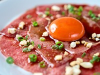 新鮮な和牛をほんのり炙り、香ばしさを引き出した『和牛炙りユッケ』