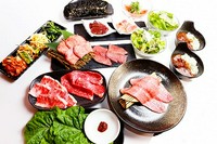 人気の炙りユッケから希少部位まで楽しめます。〆は冷麺または牛タンキーマカレーから選べます。甘美なデザートで締めくくる、満足感あふれるコースです。