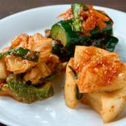 唐辛子の配合にこだわり、キムチの素からすべて自家製のキムチ。新鮮な国産野菜のみを使用。胡瓜、白菜、大根をベースに、ヤマイモなど季節物のキムチに出会えることも！